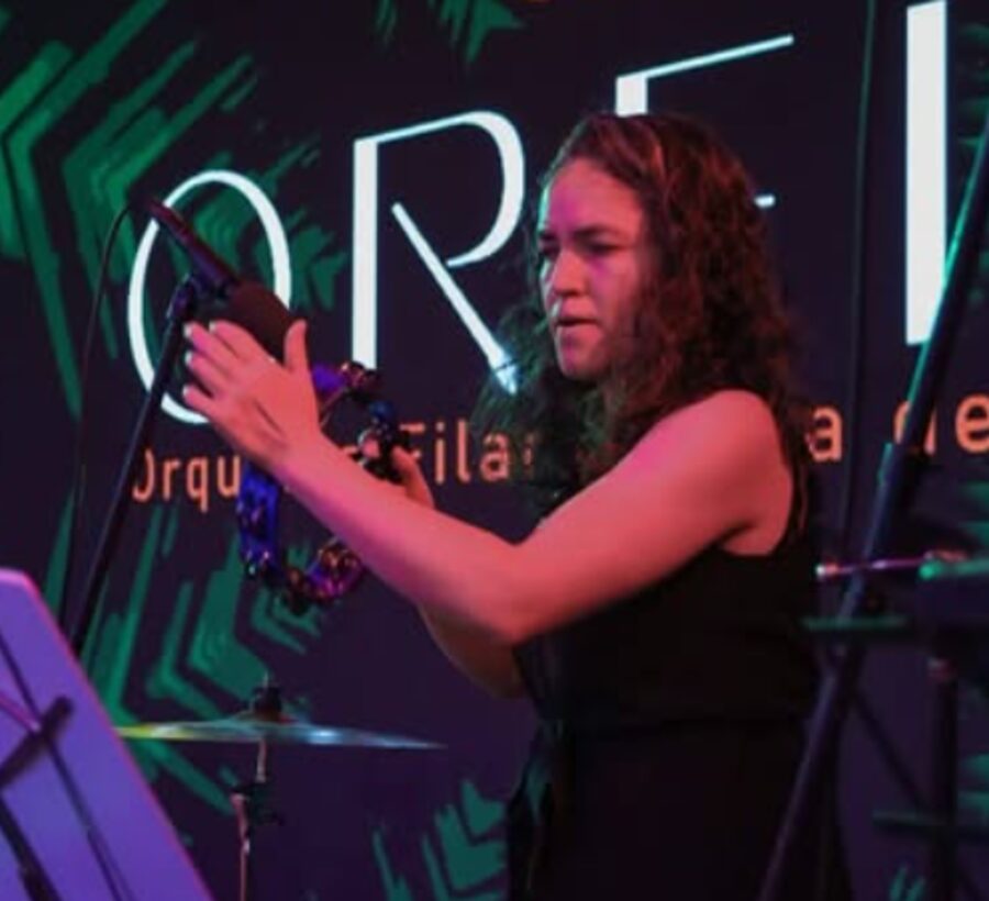 Violín ante la pantalla con el logotipo ORFIC